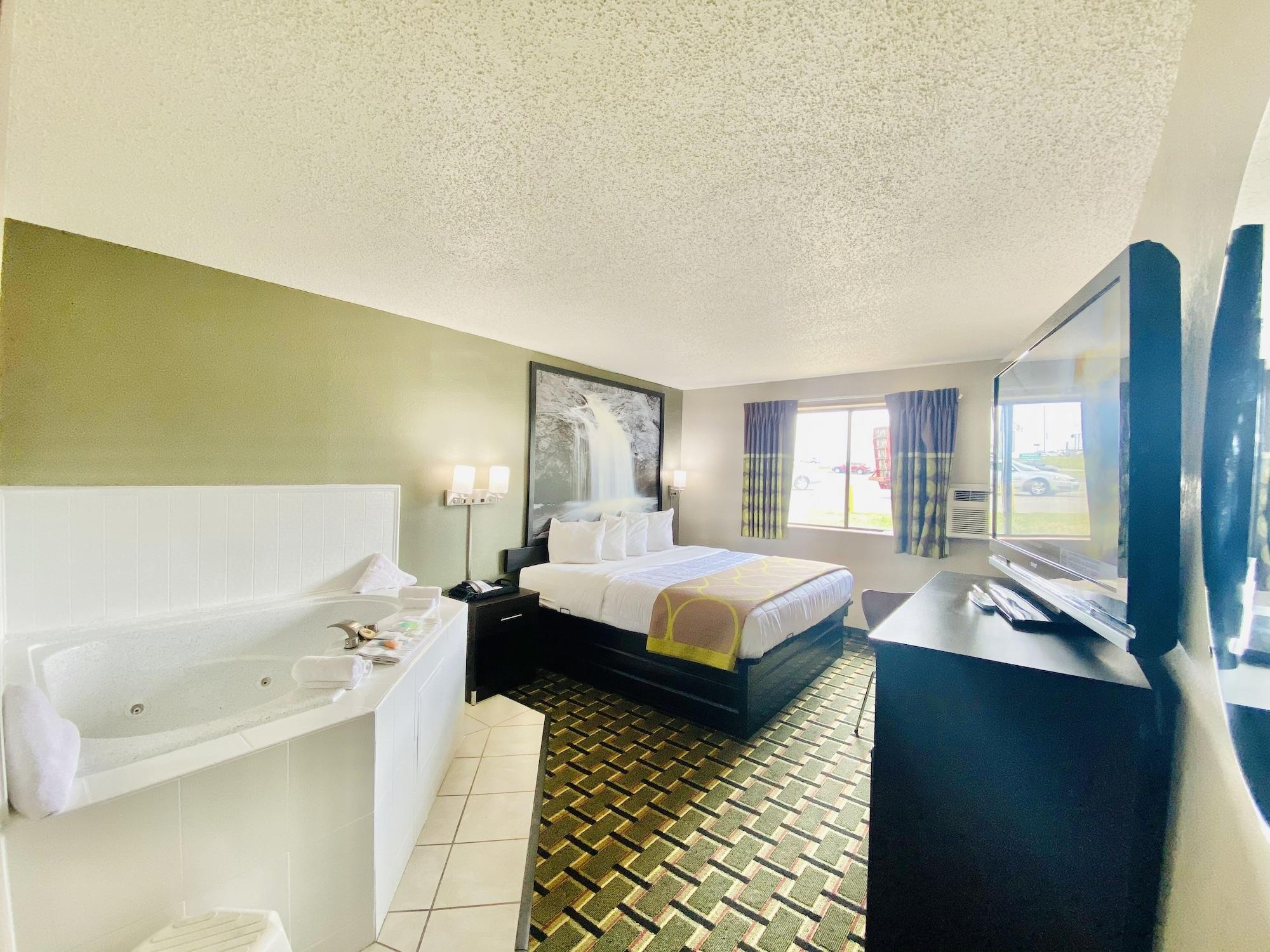 Hotel Super 8 Grand Rapids Center 2*
