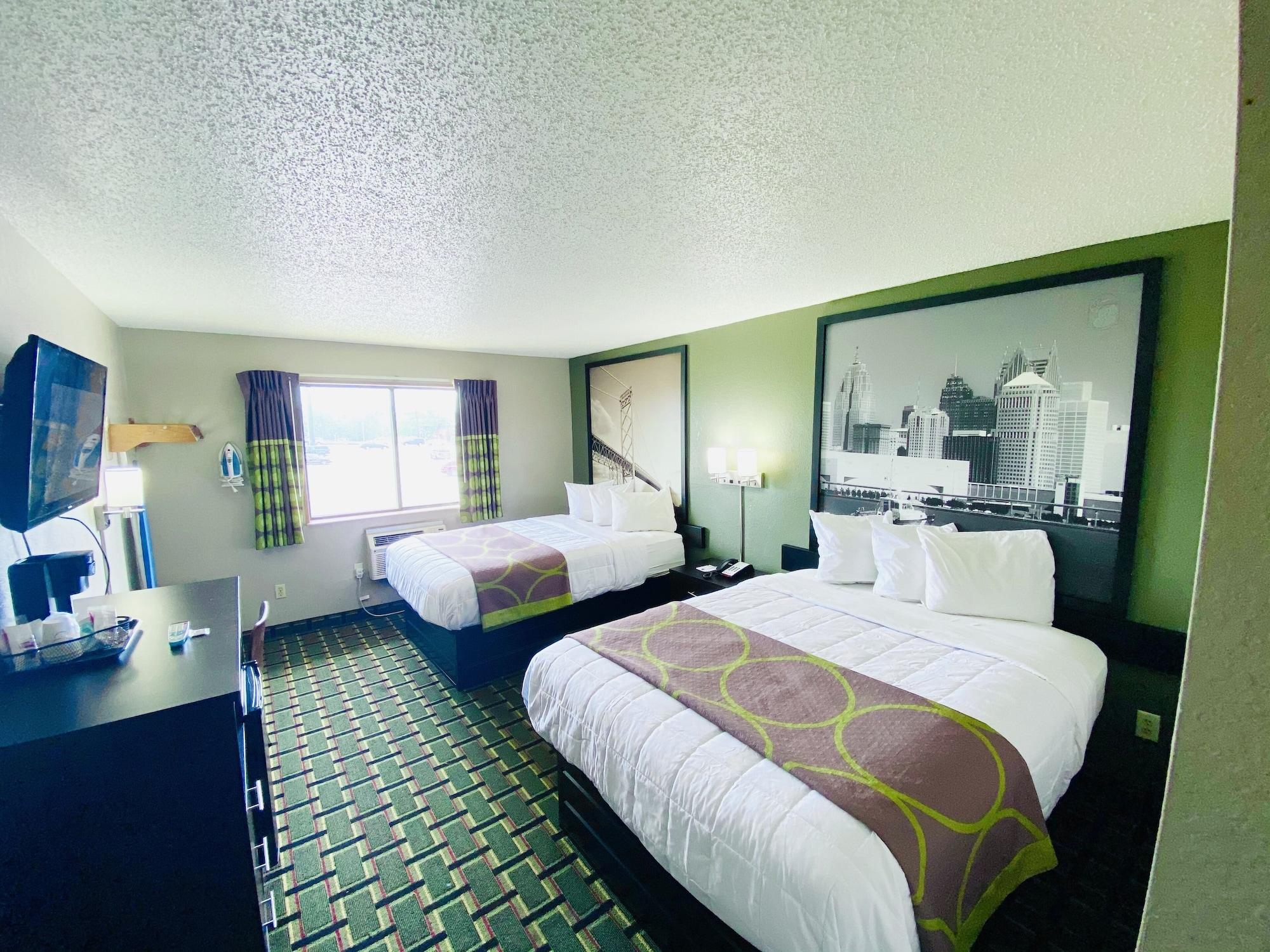 Hotel Super 8 Grand Rapids Center 2*