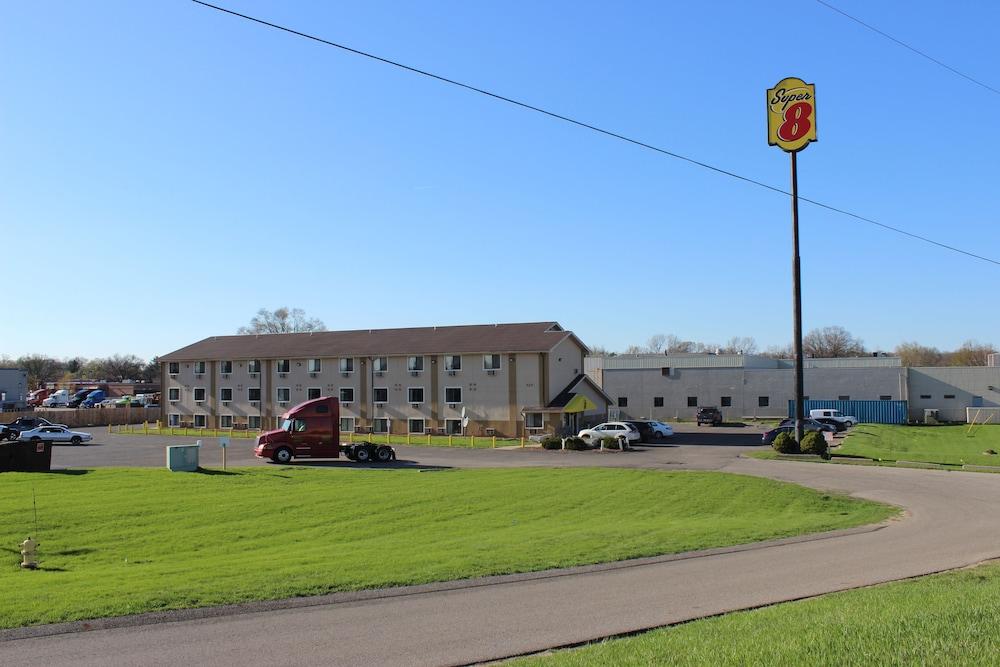 Hotel Super 8 Grand Rapids Center 2*