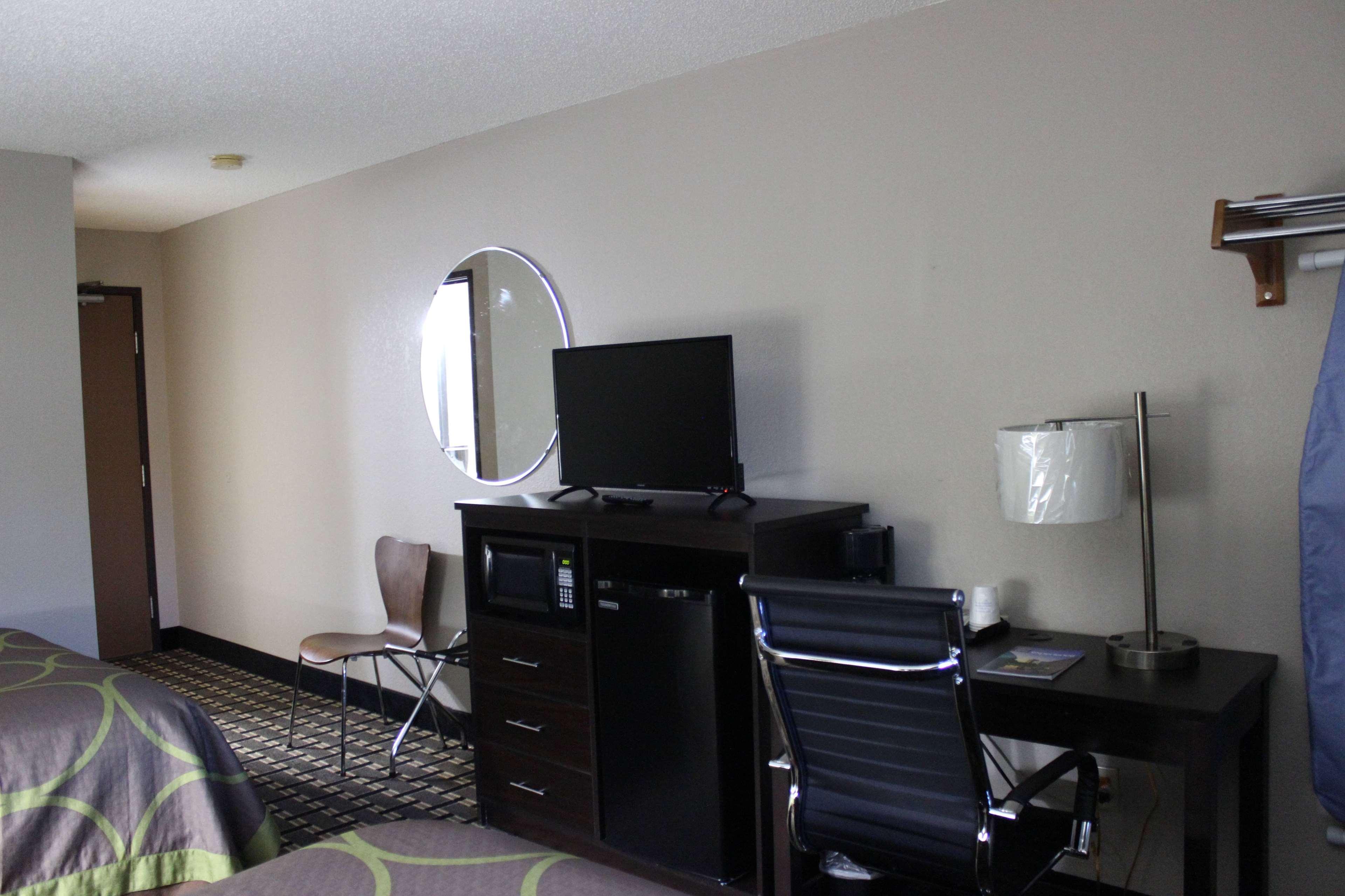 Super 8 Grand Rapids Center Hotel 2*