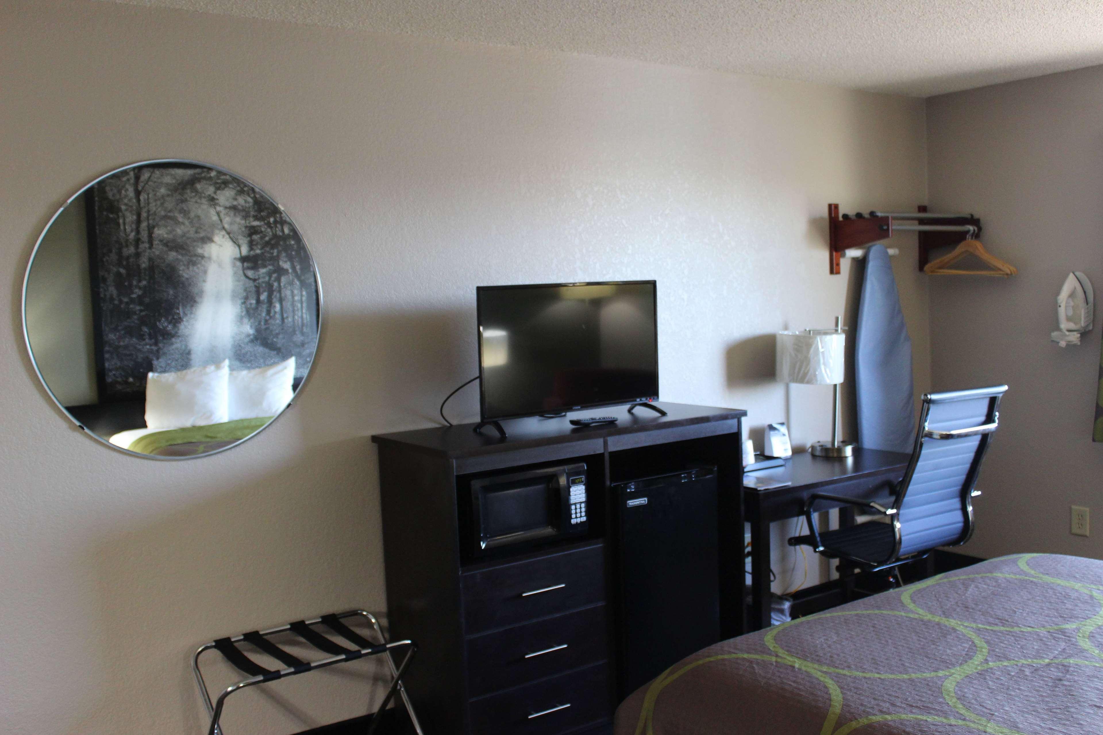 Super 8 Grand Rapids Center Hotel 2*