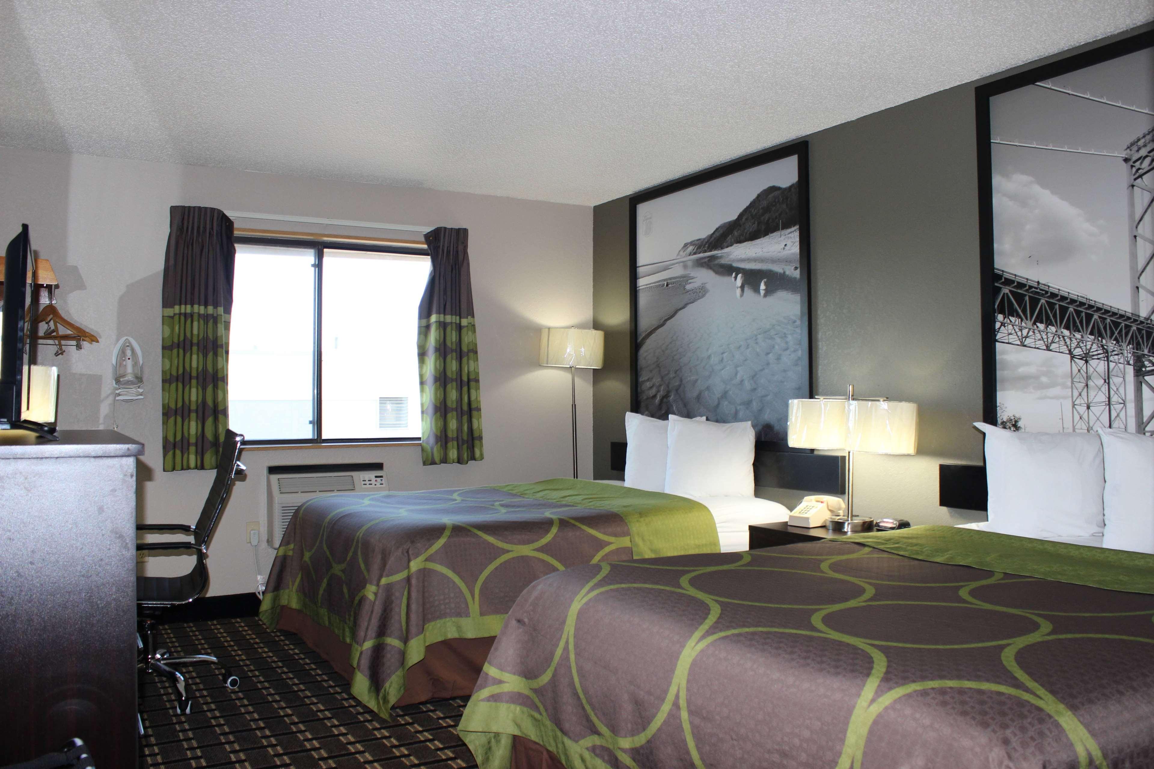 Super 8 Grand Rapids Center Hotel 2*