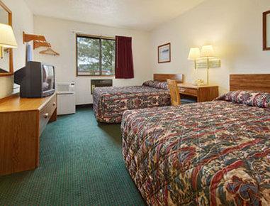 Super 8 Grand Rapids Center Hotel 2*