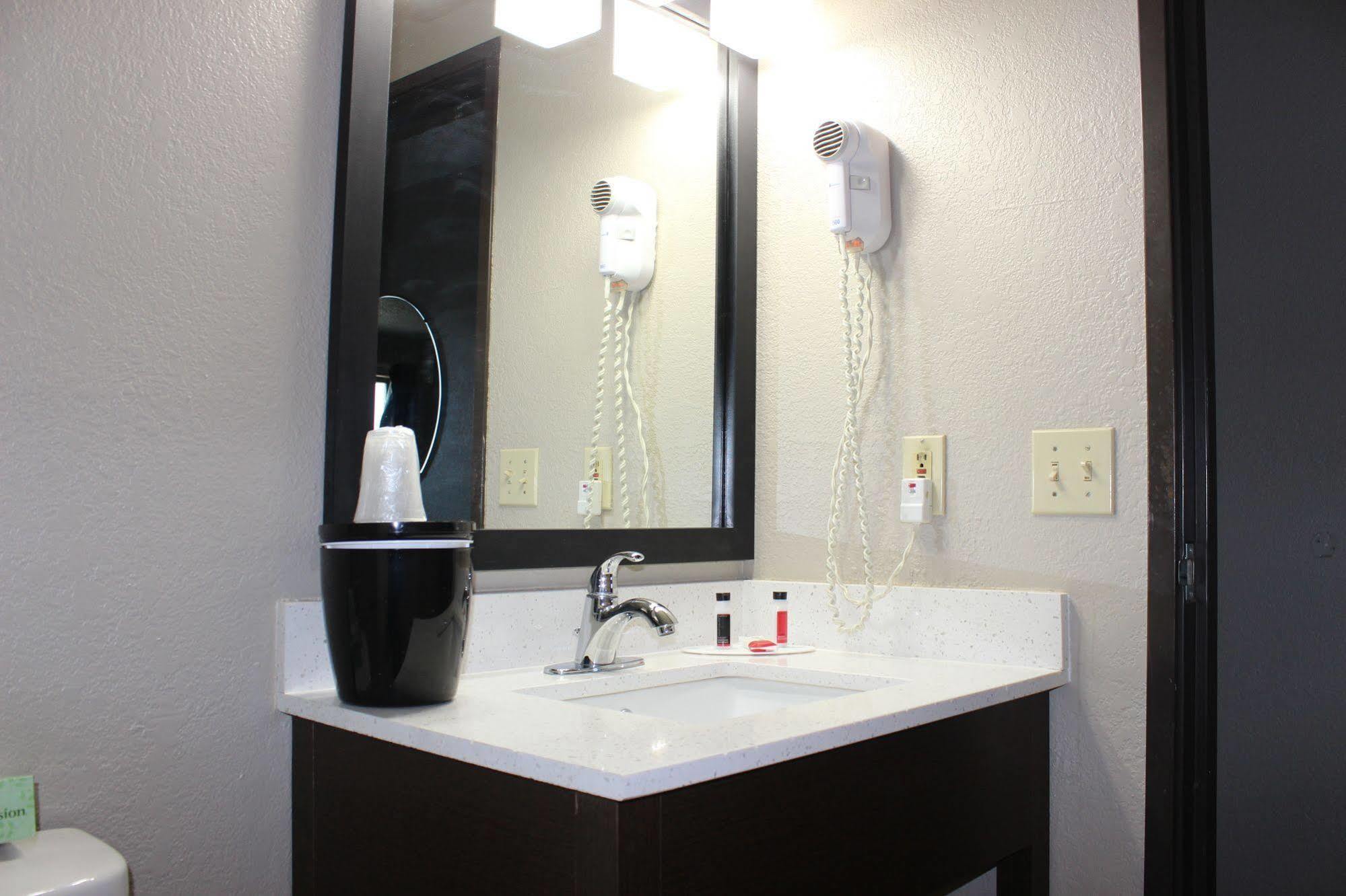 Hotel Super 8 Grand Rapids Center 2*