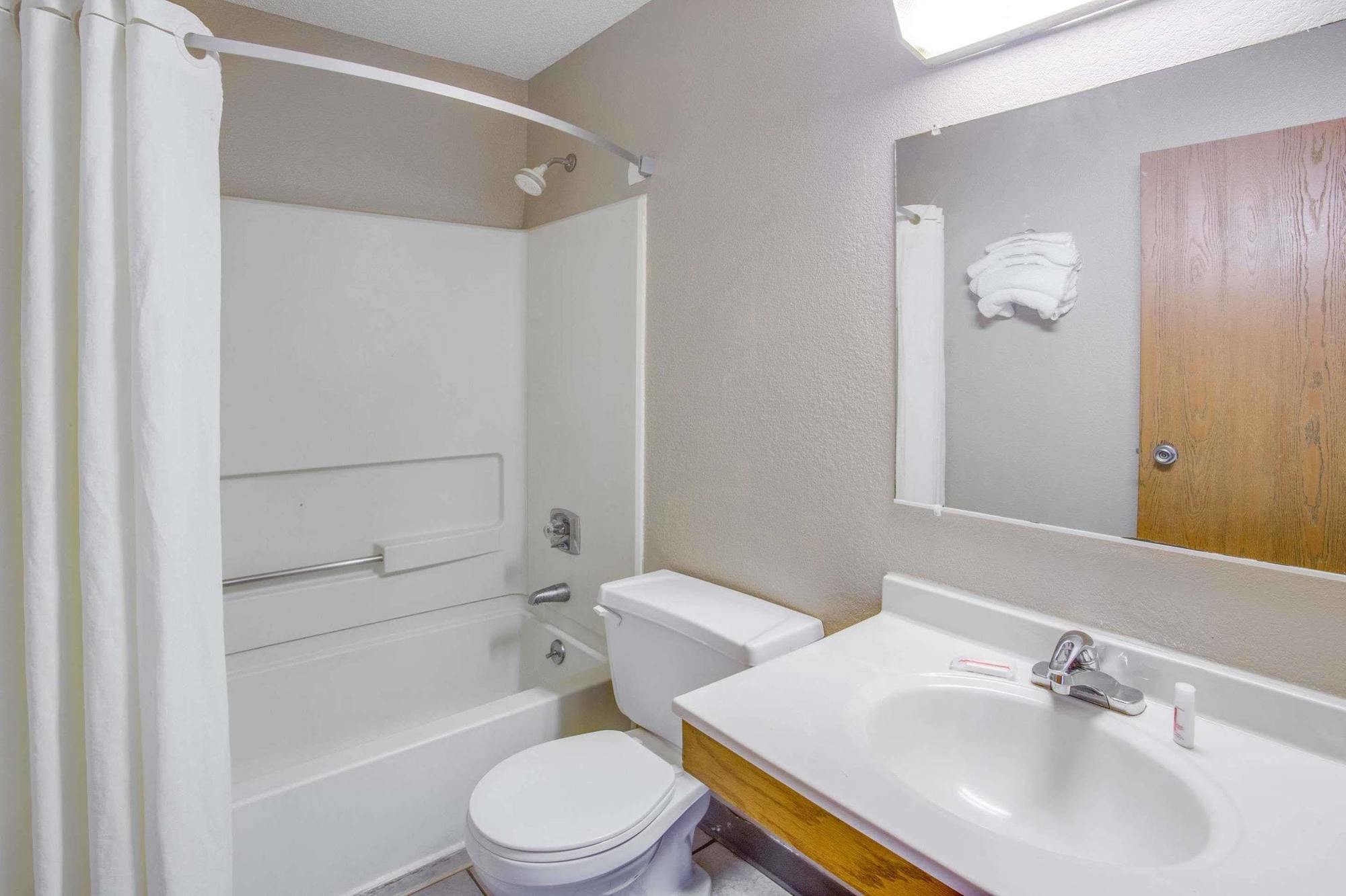 Hotel Super 8 Grand Rapids Center 2*