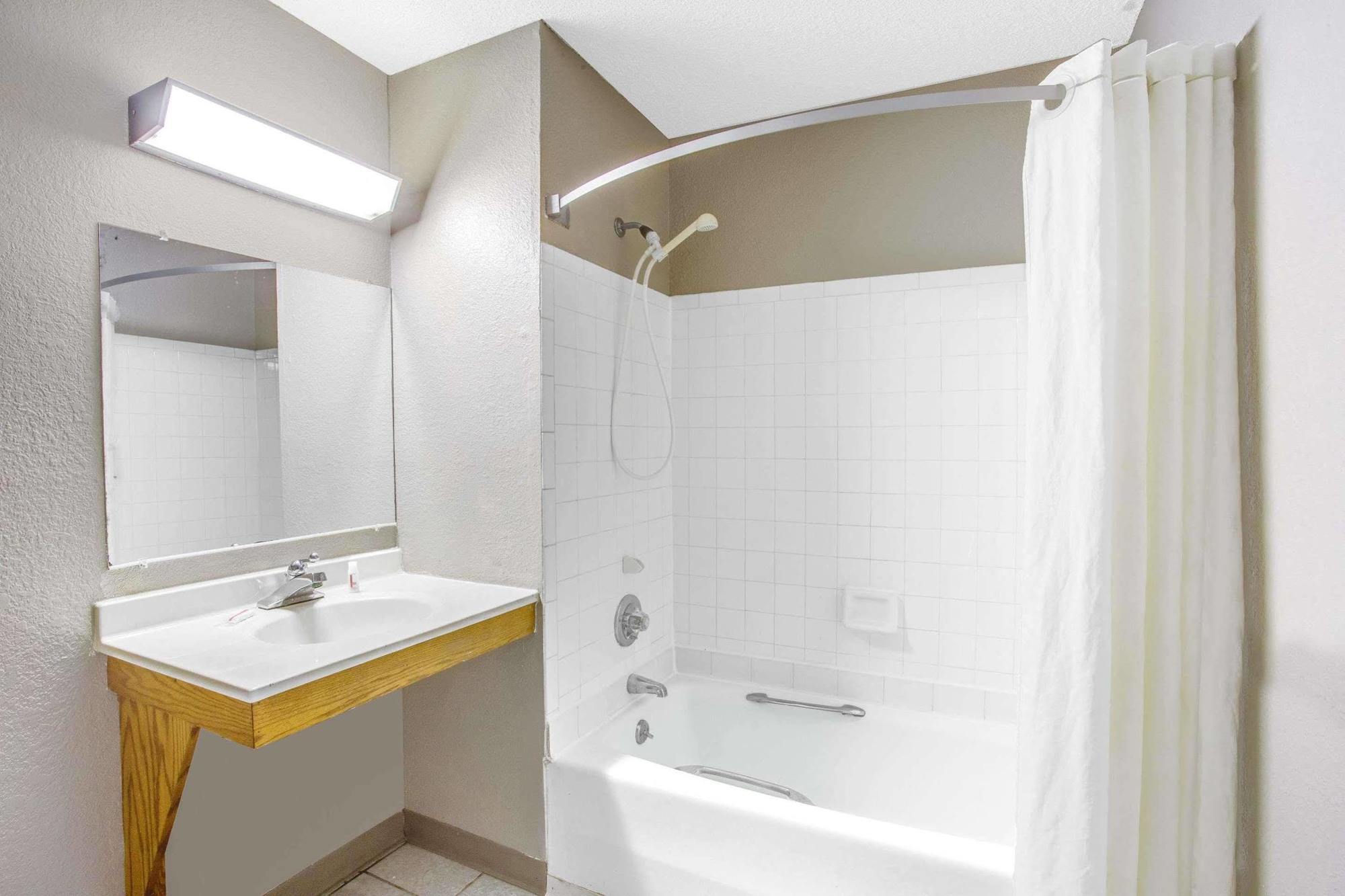 Super 8 Grand Rapids Center Hotel