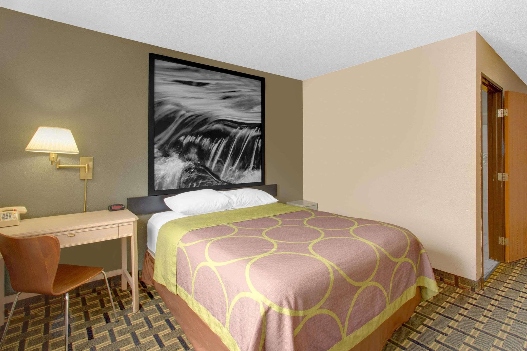 Super 8 Grand Rapids Center Hotel 2*