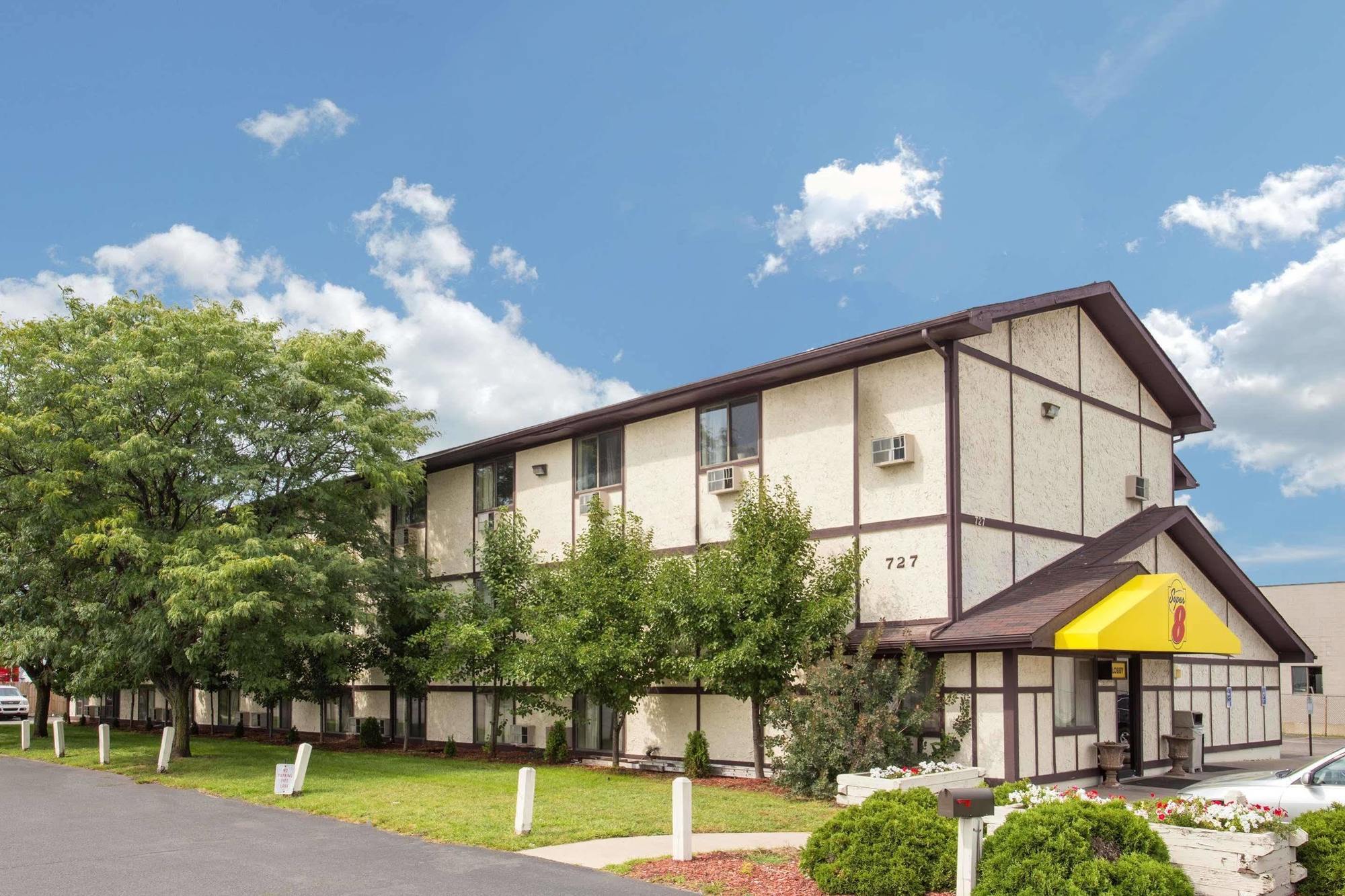 Super 8 Grand Rapids Center Hotel 2*