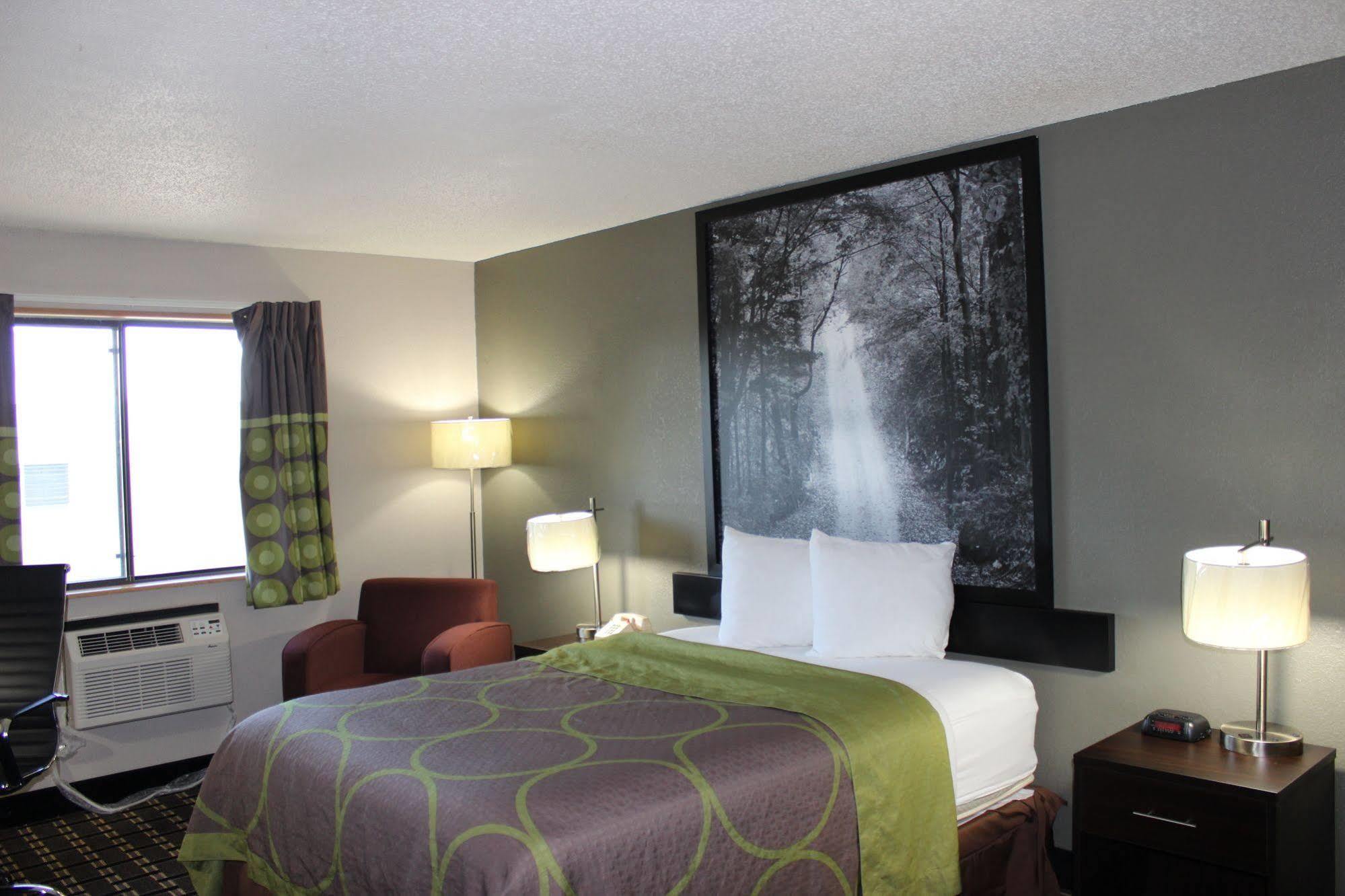 Hotel Super 8 Grand Rapids Center 2*